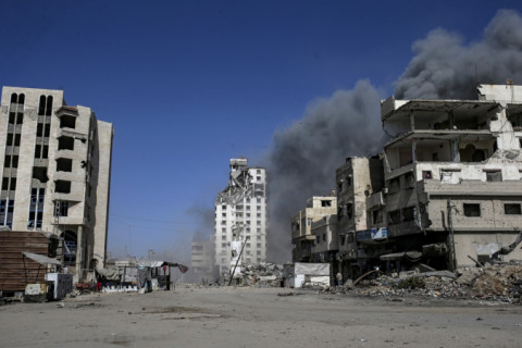 Bombardeios israelenses em Gaza deixam pelo menos 13 mortos, incluindo um membro do MSF