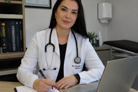 Brasil tem dois casos por dia de falsos médicos; CFM lança ferramenta para denúncias