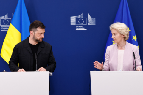 União Europeia propõe novo pacote de sanções contra a Rússia focado em combustíveis