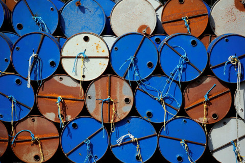 Petróleo dispara com incertezas sobre cessar-fogo e fluxo no Estreito de Ormuz