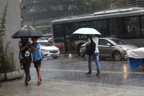 Inmet emite alertas para chuvas intensas e vendaval em 24 estados