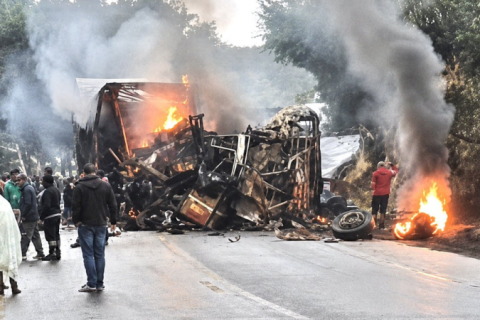 Colisão entre ônibus e carreta deixa oito mortos na BR-251 em MG