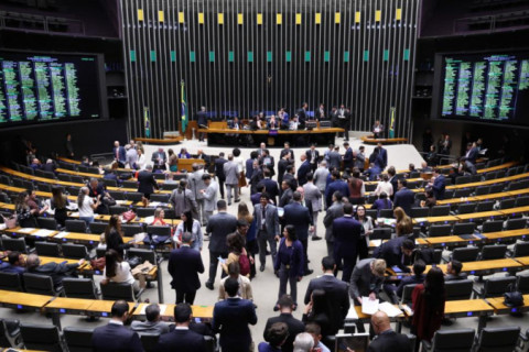 Câmara aprova PEC de fim da escala 6×1 em primeiro turno