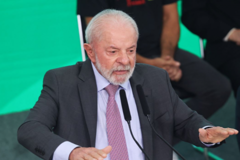 Lula diz que estuda vetar diminuição da pena de Bolsonaro: ‘Tem que pagar’