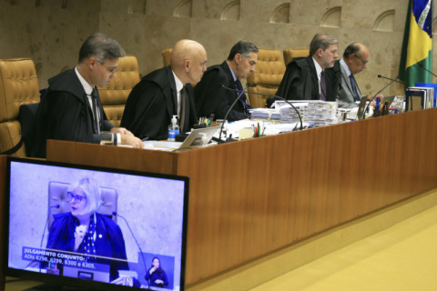 STF suspende julgamento de primeiros réus sobre atos do 8 de Janeiro; acompanhe