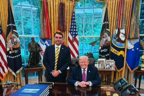 Flávio Bolsonaro se encontra com Trump na Casa Branca