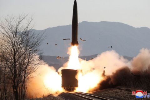 Coreia do Norte dispara míssil balístico em direção ao leste