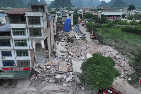 Terremoto na China deixa dois mortos e provoca desabamento de 13 prédios
