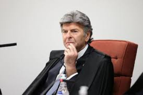 Fux vota contra, mas STF forma maioria e confirma decisão de Moraes que aplicou medidas restritivas a Bolsonaro
