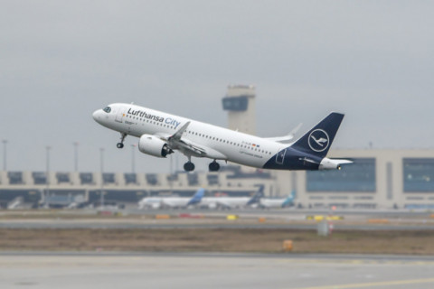 Lufthansa anuncia cancelamento de voos para economizar combustível