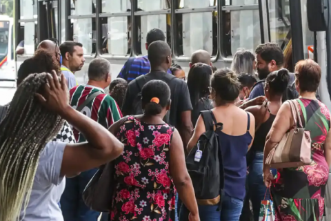 Número de pessoas que procuram emprego há mais de 2 anos cai 17,8%, diz IBGE