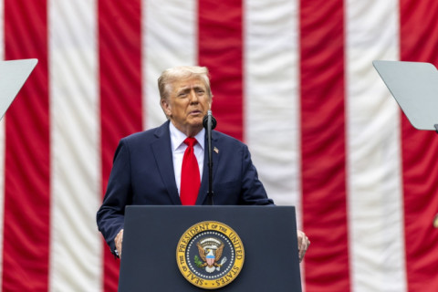 Trump diz que EUA estão enfraquecendo defesa do Irã e promete ampliar ataques