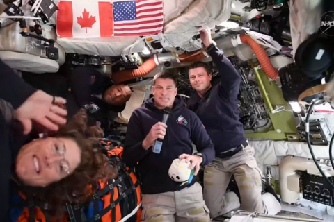 Astronautas a caminho da Lua estão ‘na metade do caminho’, informa Nasa
