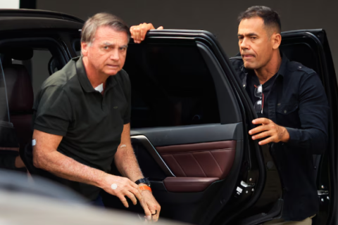 Bolsonaro apresenta limitação de movimento no ombro direito após cirurgia, apontam médicos