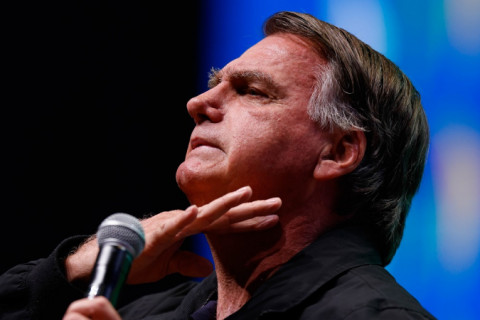 Defesa de Bolsonaro tem até as 20h34 para explicar a Moraes plano de asilo na Argentina