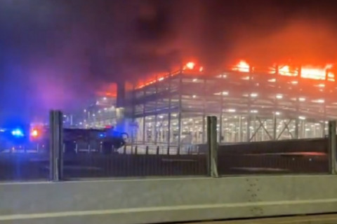 Incêndio de grandes proporções atinge aeroporto de Londres; todos os voos são suspensos