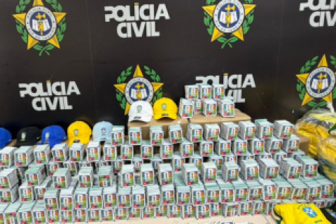 Operação apreende 85 mil figurinhas da Copa e duas mil camisas falsificadas da Seleção