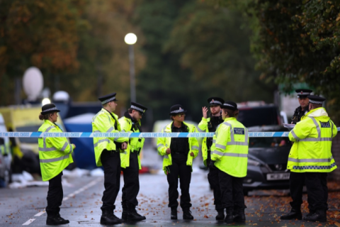 Tiros da polícia mataram uma das vítimas de ataque em sinagoga de Manchester