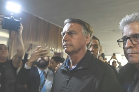 Bolsonaro mostra tornozeleira e diz: “Vale para mim é a lei de Deus”