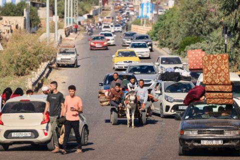 Sob bombas em Gaza, milhares de palestinos tentam fugir do conflito entre Hamas e Israel