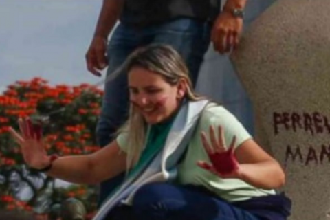 ‘Débora buscava um golpe de Estado, em claro atentado à democracia’, diz Moraes sobre cabeleireira que pichou estátua