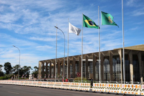 Em meio a ‘tarifaço’ de Trump, Brasil enviará comitiva à Europa para fortalecer relações comerciais