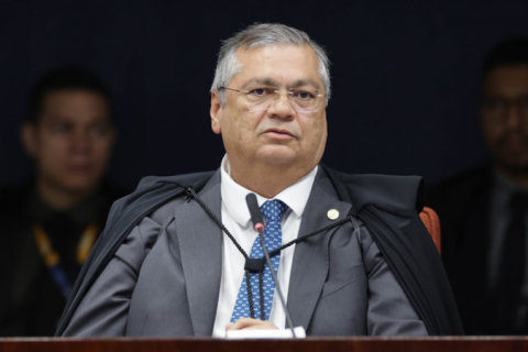 Dino rejeita ação e mantém renovação automática da CNH