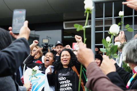 Sob protesto, Assembleia Legislativa do Paraná aprova projeto que terceiriza gestão de colégios públicos