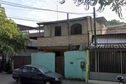 Adolescente mata os pais a marteladas e ateia fogo ao quarto em Jacarepaguá