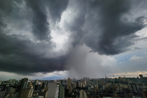 Após madrugada em estado de atenção, São Paulo amanhece com tempo nublado e sem previsão de chuva