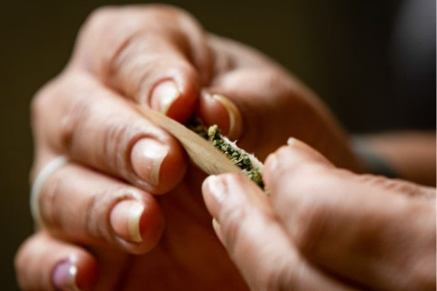 Homem vai à polícia após não receber maconha comprada em Goiânia