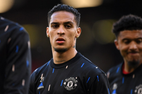 Antony retorna à Inglaterra para dar explicações sobre acusação de agressão contra ex-namorada