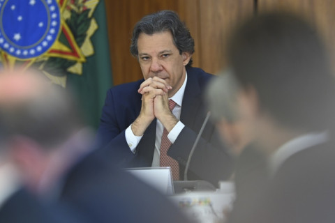 Haddad anuncia corte de R$ 25,9 bi em despesas e diz que Lula mandou preservar arcabouço fiscal