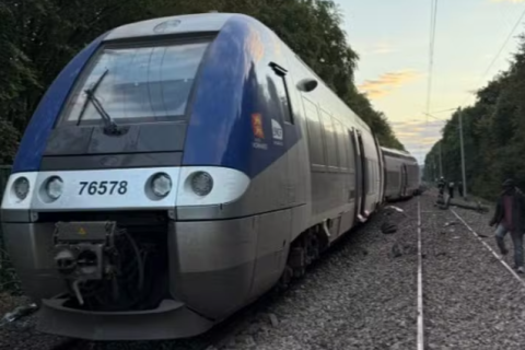 Trem com 186 passageiros descarrila na França e deixa 44 feridos