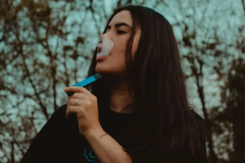Contra vape e tabaco, governo da Espanha apresenta projeto para vetar fumo em terraços e praias