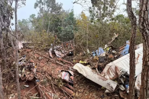Avião de pequeno porte cai após decolagem em Campo Grande (MS) e deixa dois mortos; vídeo