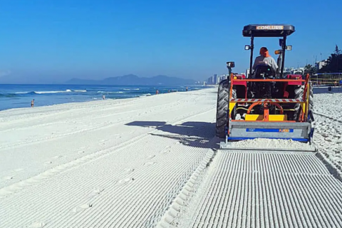 Por ressaca, mar invade orla do Leblon e ruas de Itaipuaçu