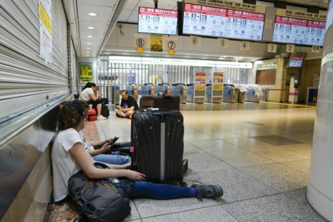 Ameaça de tufão na região de Tóquio cancela centenas de trens e voos no Japão