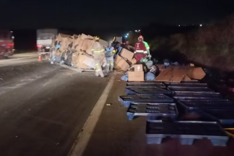 Caminhão com doações para RS tomba no interior de São Paulo