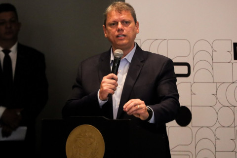 ‘Não existe direita sem Bolsonaro’, diz Tarcísio em Nova York