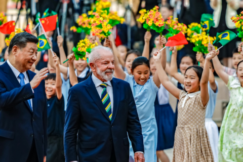 Acabar com as guerras é precondição para o desenvolvimento, declara Lula na China