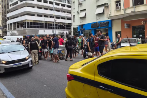Ambulantes da orla voltam a protestar em Copacabana contra operação Tolerância Zero