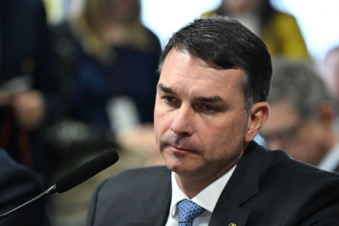 Flávio Bolsonaro passa por duas cirurgias em Brasília