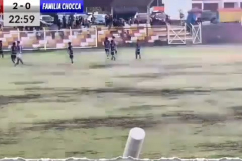 Lateral morre após ser atingido por raio em jogo de futebol no Peru