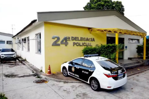 PM é preso após fugir de abordagem em carro roubado e bater contra muro na Zona Norte do Rio