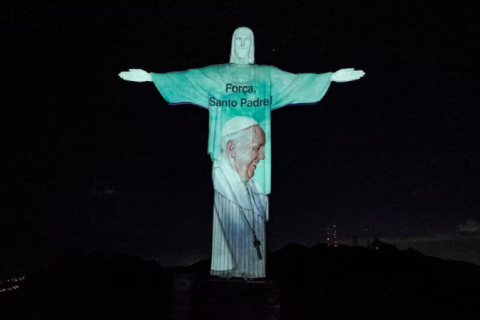 Cristo Redentor recebe projeção de imagens e mensagens de apoio ao papa Francisco