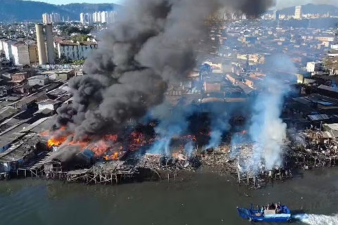 Incêndio em Santos atinge maior favela sobre palafitas do Brasil e mata idosa