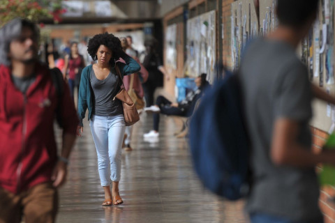 Mais de 54% dos graduandos já abandonaram curso para cuidar dos filhos