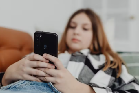 Redes sociais para menores de 15 anos podem ser proibidas na França; entenda