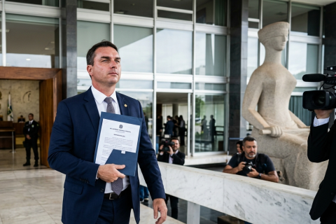 Flávio Bolsonaro aciona STF contra Lula por fala sobre “traidores da pátria”